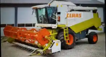 Mähdrescher Claas Lexion 440 mit C540 Klappschneidwerk