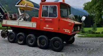 Pistenraupe und Skilift
