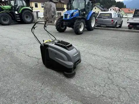 Kärcher Kehrsaugmaschine KM 75/40 W mit Benzinantrieb
