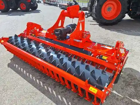 Kubota PH1301 mit Zahnpackerwalze