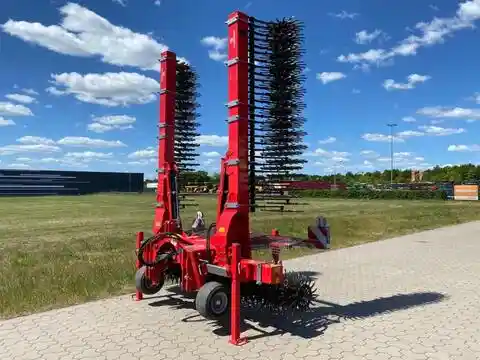 Pöttinger    ROTOCARE V 8000 ROLLHACKE DEMO