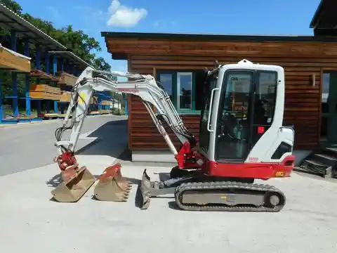 Takeuchi TB 225 mit POWERTILT + 3 Löffel ( 2.400 kg )