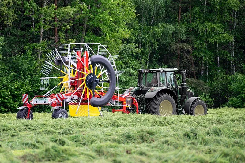 Pöttinger Mittenschwader TOP 842 C mit FLOWTASTE – Bild 1