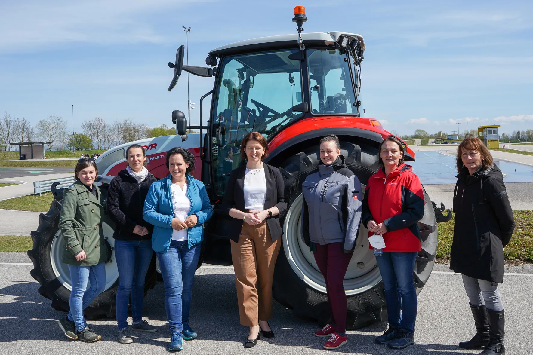 Bäuerinnen üben das sichere Fahren mit dem Traktor – Bild 1