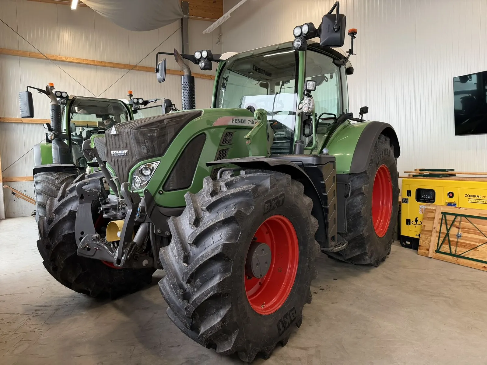 Fendt 718 Vario Profi Plus mit neuen BKT-Reifen – Bild 1