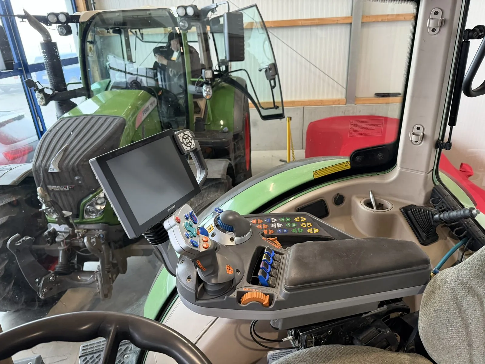 Fendt 718 Vario Profi Plus mit neuen BKT-Reifen – Bild 2