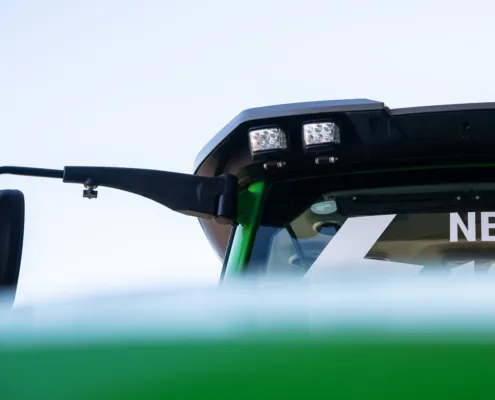 XEEVO 904i Detailaufnahme XEEVO 904i: Seitenspiegel, obere Scheinwerfer und Teil der Windschutzscheibe auf der "NEU" steht
