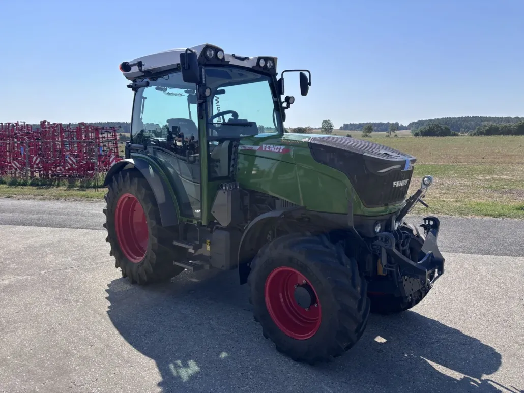 Fendt 211 Vario F Profi+ mit Spurführung Basispaket – Bild 1