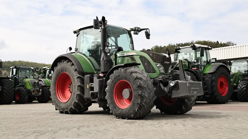 Fendt 722 Vario mit Profi Plus, Fronthydraulik und neuem Motor