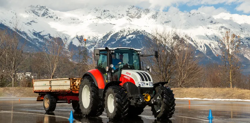 Traktoren sicher lenken dank SVS, ÖAMTC & STEYR