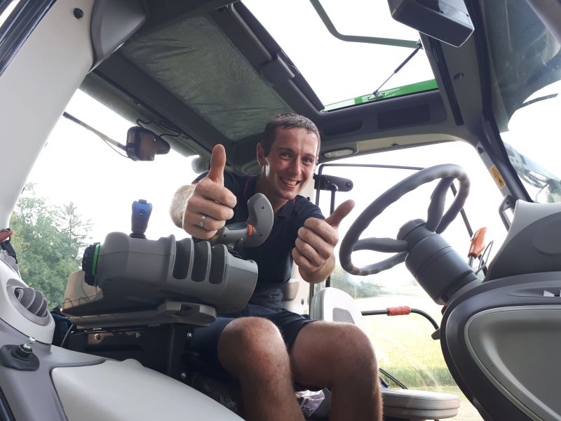 Landwirt Hannes durfte den Deutz-Fahr 6165 TTV einen Tag lang probefahren und das landwirt.com Videoteam hat ihn dabei begleitet.