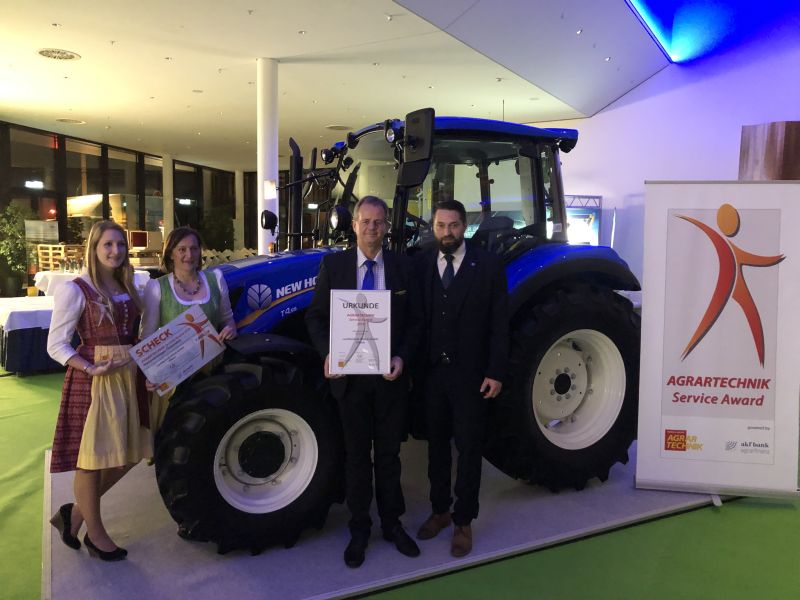 Die Firma Landtechnik Villach konnte sich gegen alle österreichischen Teilnehmer durchsetzen und bekam den begehrten Agrartechnik Service Award (vl Tanja Kohlmayer, Gabriele Köffler, Adolf Oberzaucher und der Regionalverkaufsleiter von New Holland Harald Deutschmann).