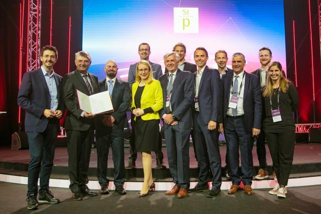Wirtschaftsministerin Schramböck überreicht die Nominierungsurkunde zum Staatspreis Digitalisierung 2019 in der Kategorie "Künstliche Intelligenz" an Traktorenwerk Lindner GmbH für das Projekt "Lintrac110".