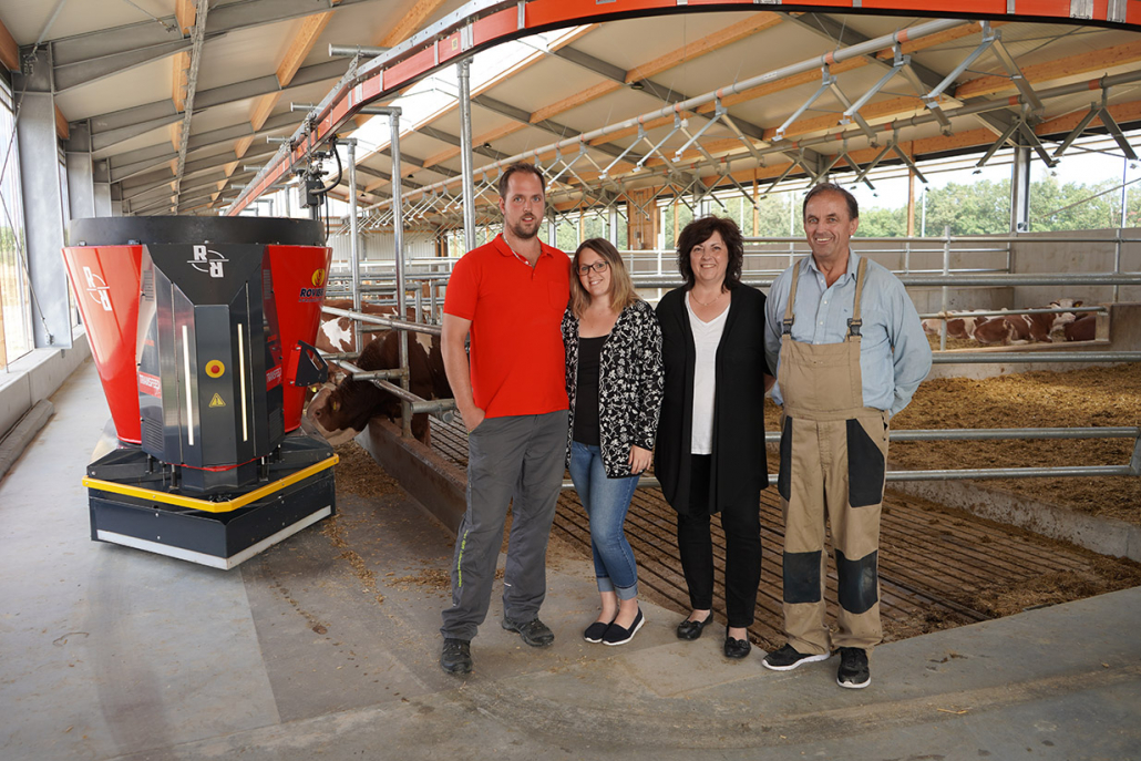 Zufriedene Kunden mit dem modernen Selbstfahr-Fütterungsroboter Transfeed Rover. Mehr Leistung und mehr Komfort in der Rinderfütterung.