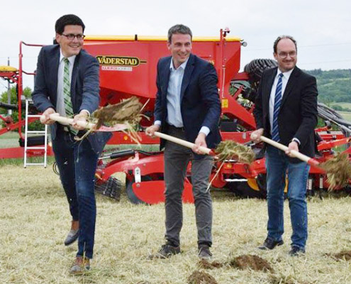 Beim feierlichen Spatenstich (v.l.n.r): Ing. Lorenz Mayr (Vizepräsident der Landwirtschaftskammer NÖ), Ing. Dominik Widhalm (zukünftiger Geschäftsführer der Hammerschmied GmbH) und Josef Reinwein (Bürgermeister von Göllersdorf, NÖ)