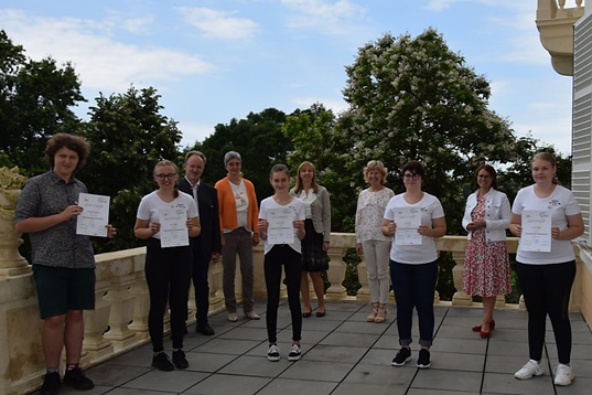 1. Reihe (v.l.n.r): Noah-Seraphin Busetto, Anna Schober, Daniela Gutmann, Nives Horvat, Eva-Maria Kindler
2. Reihe (v.l.n.r): Käsemeister Josef Stiendl, KSaS FOL Walpurga Gritsch, KSaS Dipl.-Päd. Ing. Claudia Drexler, Schulinspektorin Dipl.-Päd. Ing. Sieglinde Rothschedl, Direktorin der FSLE Halbenrain Dipl.-Päd. Barbara Ernst-Schnitzer