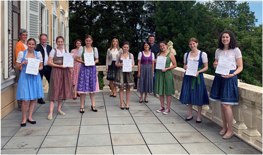 1. Reihe (v.l.n.r): Kathrin Teibinger, Hanna Poier, Sophie Herzog, Katharina Kogler, Alina Hütter, Elisabeth Wagner, Anna Maria Haidn
2. Reihe (v.l.n.r): KSaS FOL Walpurga Gritsch, Käsemeister Josef Stiendl, Direktorin der FSLE Halbenrain Dipl.-Päd. Barbara Ernst-Schnitzer, KSaS Dipl.-Päd. Ing. Claudia Drexler, Direktor der HLA Eggenberg Dipl.-Ing. Josef Winter