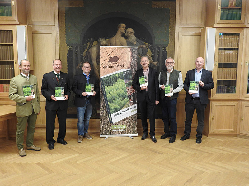 Buchpräsentation Waldwirtschaft heute – die Autoren mit Verleger: 
Spreitzhofer, Gilge, Pfeiffer, Eder/avBUCH, Grulich, Sandler, (v. l. n. r.)