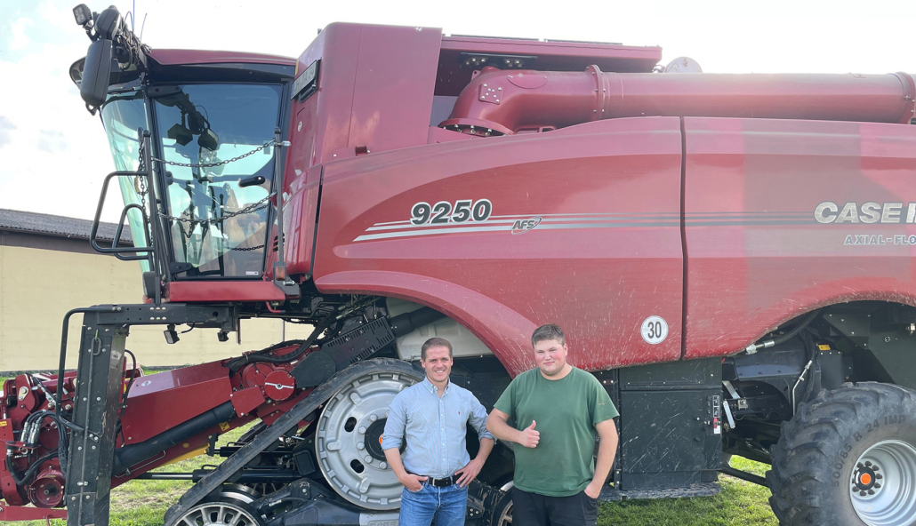 von links nach rechts: Sören Reinbeck, Geschäftsführer von Tupag Agrar, mit Jan Breitschuh, Mähdrescherfahrer, und einem der betriebseigenen Axial-Flow 9250 AFS Harvest Command