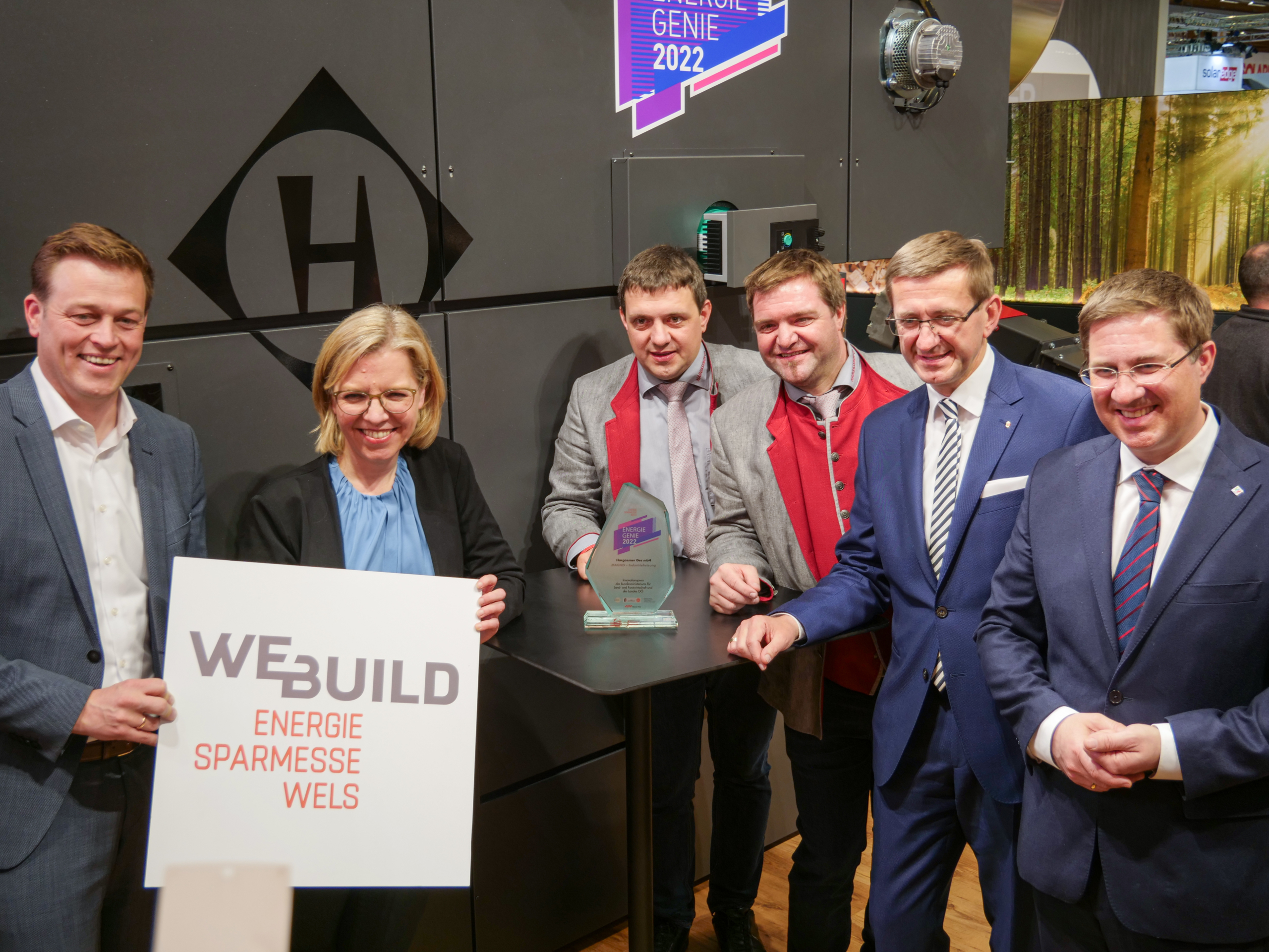 Die feierliche Übergabe des Innovationspreises „EnergieGenie 2022“ erfolgte durch Bundesministerin Leonore Gewessler und Wirtschaftslandesrat Dr. Markus Achleitner (2. v. r.) .
Unter den Gratulanten Umwelt-Landesrat Stefan Kaineder (l.) und der Welser Bürgermeister Andreas Rabl (r.). © Hargassner
