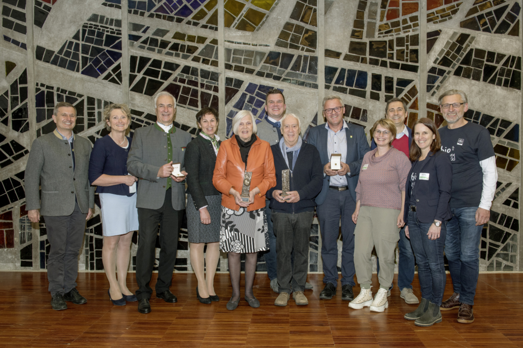 vlnr: Josef Renner (Geschäftsführung BIO ERNTE Steiermark), Gertraud Grabmann (Obfrau BIO AUSTRIA), Herbert Kain, Elisabeth Kain, Elisabeth Guggenberger, Thomas Gschier (Obmann BIO ERNTE Steiermark), Helmut Voitl, Hannes Tomic, Birgit Knaus (Geschäftsführung BIO AUSTRIA Kärnten), Sabine Mayr (Geschäftsführung BIO AUSTRIA Niederösterreich und Wien), Otto Gasselich (Obmann BIO AUSTRIA Niederösterreich und Wien; Bundesobfrau Stellvertreter)
© BIO AUSTRIA
Fotografin: Sonja Fuchs