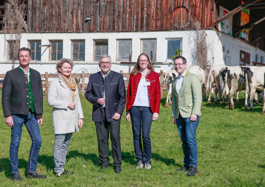 Dr. Johann Gasteiner (Dir. HBLFA Raumberg-Gumpenstein), Gertraud Grabmann (Obfrau BIO AUSTRIA), Dr. Josef Schwaiger (Agrar-Landesrat Salzburg), Ulrike Gangl (Obfrau BIO AUSTRIA Salzburg), Bernhard Stehrer (Dir. HBLA Ursprung). © BIO AUSTRIA