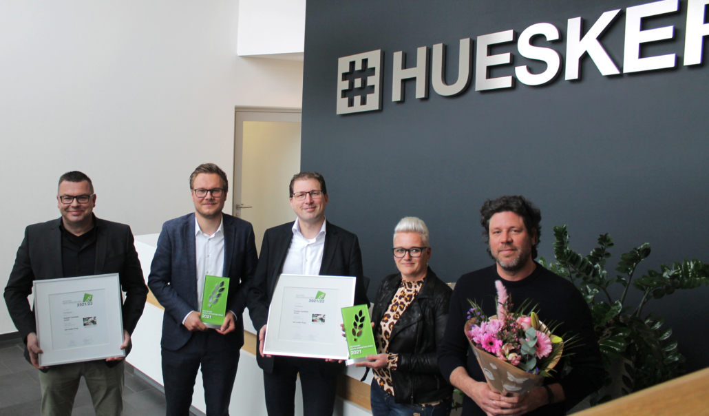 Die Gewinner des Deutschen-Agrar-Marketing-Preises am HUESKER Standort in Dülmen. Gemeinsam mit Vertretern der Ahauser Werbeagentur Mediahaus wurde der Preis mit Freude entgegengenommen. (v.l.n.r.: Jörg Eßling, HUESKER, Niklas Kempkes, HUESKER; Christian Roleff, HUESKER; Eva Terhörst, Mediahaus; Aristide Arend, Mediahaus)