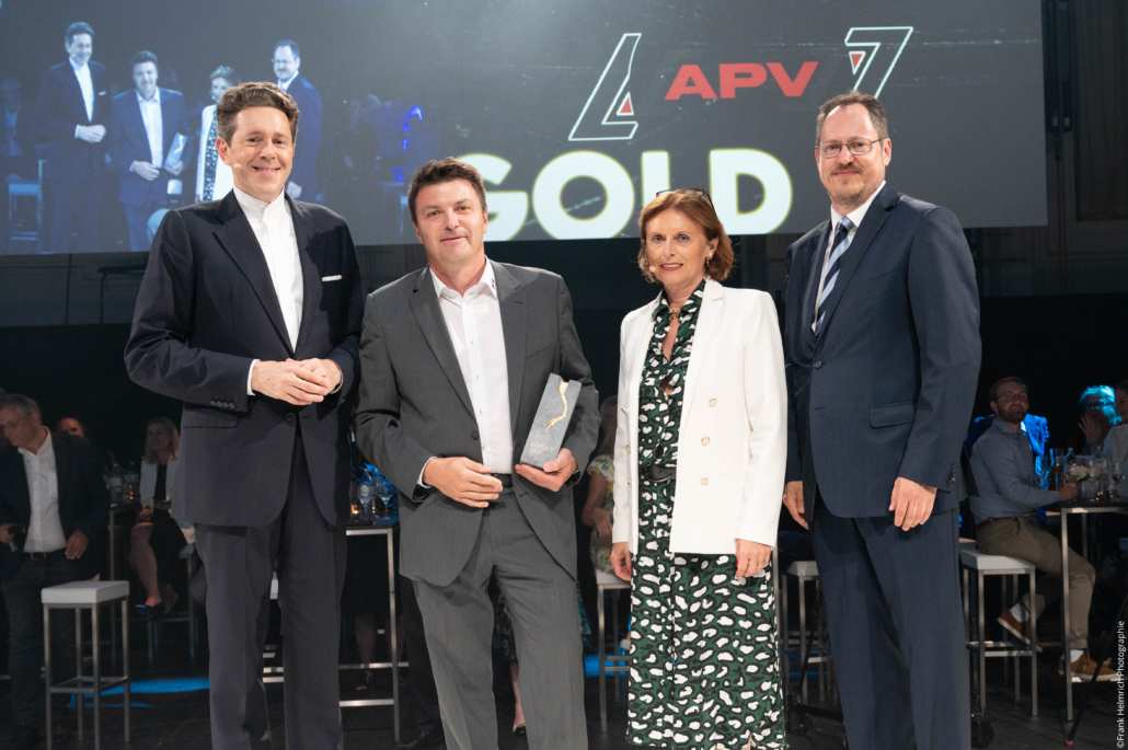 Gold - APV-Technische Produkte GmbH - v.l.n.r. Präsident Harald Mahrer, GF Ing.Jürgen Schöls, Staatssekretärin Susanne Kraus-Winkler, Bundes-Spartenobmann Rainer Trefelik,