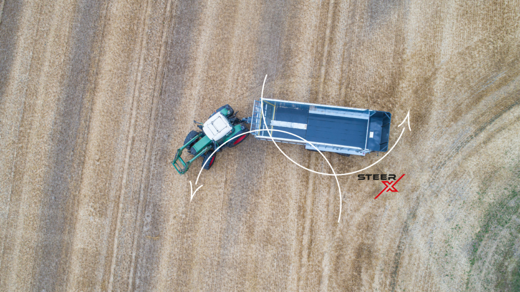 Das intelligente System »SteerX« errechnet sich anhand der Neigung und Fahrgeschwindigkeit des Schleppers den
idealen Lenkeinschlag.