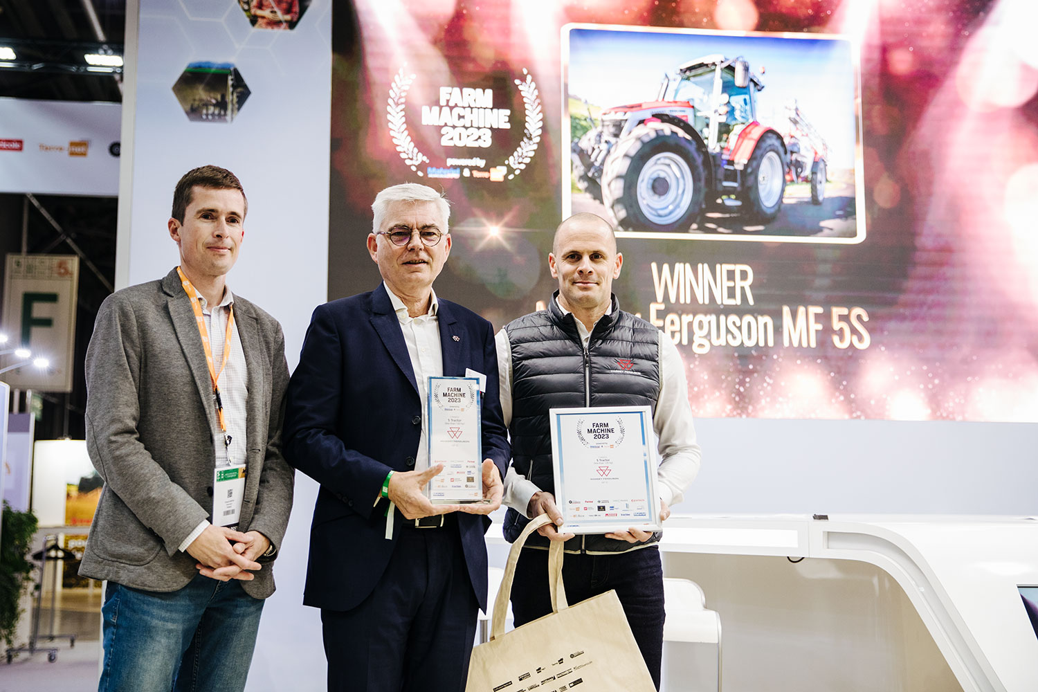 Verleihung des Farm Machine Awards 2023 an Massey Ferguson in der Kategorie „Traktoren mit weniger als 120 PS“