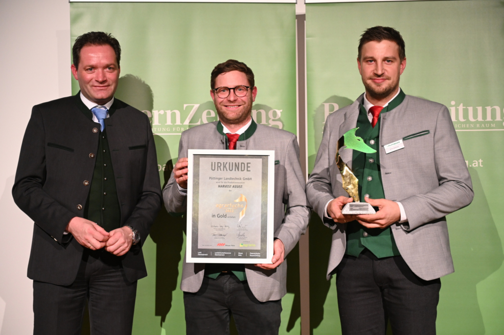 Die feierliche Preisübergabe:
V.l.: Norbert Totschnig (Bundesminister für Land- und Forstwirtschaft), Stefan Pröll (Marketing AT/DE Pöttinger) und Alfred Sandmayr (Gesamtvertriebsleiter AT/DE Pöttinger) 
Foto-Quelle: Messe Wels