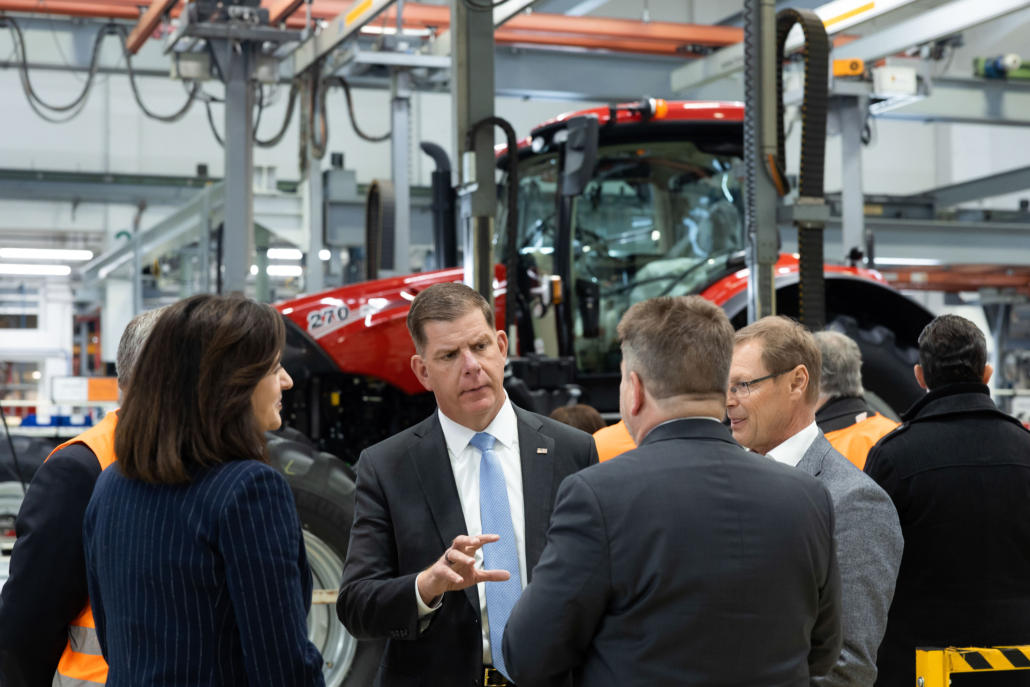 US-Arbeitsminister Walsh und US-Botschafterin Kennedy besuchen die Produktion im Case IH- und STEYR-Werk in St. Valentin 