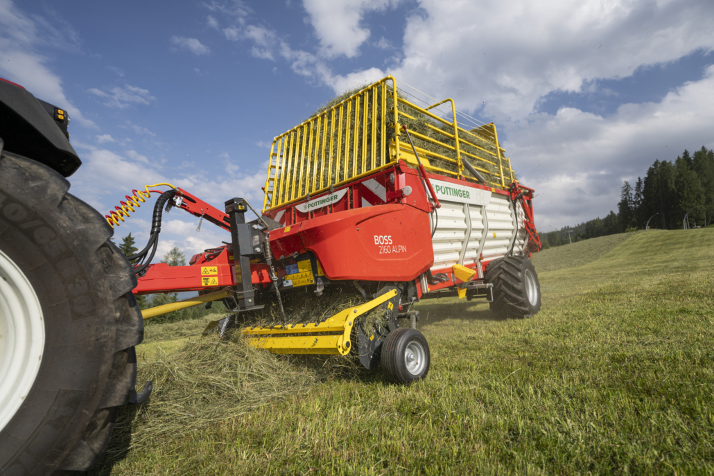 BOSS 2160 LP ALPIN, der Förderschwingen-Ladewagen für die Ernte von bestem Futter