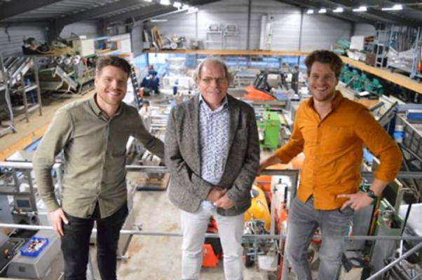 Maurijn und Robbert Duijndam umgeben ihren Vater, einen ehemaligen Gemüsebauer und Gründer des heute international tätigen Unternehmens. 