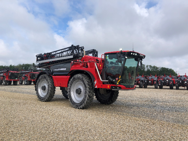 Selbstfahrer Horsch Leeb VT: Eine neue Größe im Portfolio mit dem Tankvolumen 5.000 oder 6.000 Liter und einer flexibel einstellbaren Spurweite dank neuem Achskonzept zwischen 1,8 und 2,4 Meter. Die Bodenfreiheit beträgt bis zu 1,3 Meter. In der Abgasstufe 5 verfügt der 6,7-Liter-Motor in den 2 erhältlichen Varianten über 230 und 300 PS. In der Abgasstufe 3 ist der VT mit 210 oder 280 PS erhältlich.
Mit der Einführung der neuen VT-Modelle stelle man auch generell auf eine neue Kabine um, die weiterhin aus dem Hause Claas zugeliefert werde, die optional mit einer pneumatischen Vierpunkt-Kabinenfederung ausgestattet werden könne. (Foto: Dänzer)