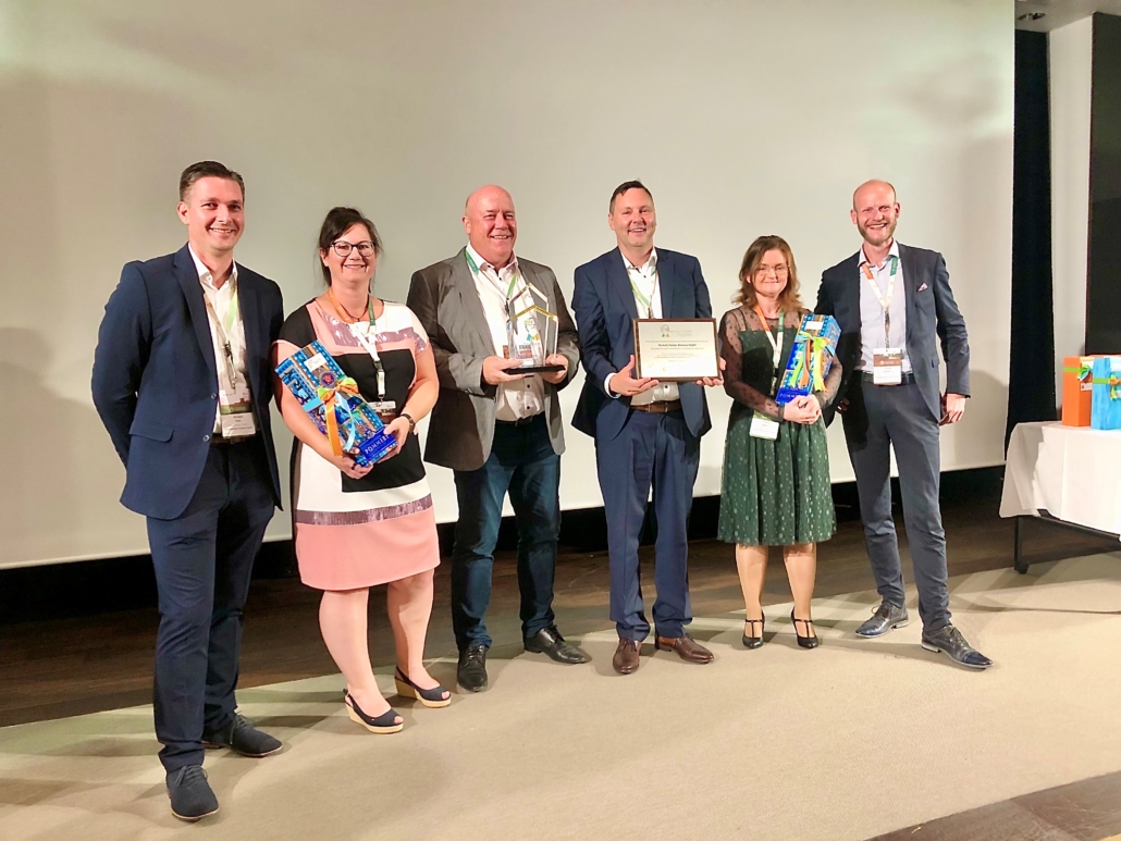 Den Award in Empfang nahmen in Augsburg am Gala-Abend: Mit Gunter Lehmann und Marcus Thiel die beiden Geschäftsführer der TC Grimma, die kaufmännische Leiterin Christina Schiemichen, Yvonne Sapora aus der Buchhaltung, Vertriebsleiter Florian Mehler und Serviceleiter Marcel Mannschatz. (Foto: Werkbild)