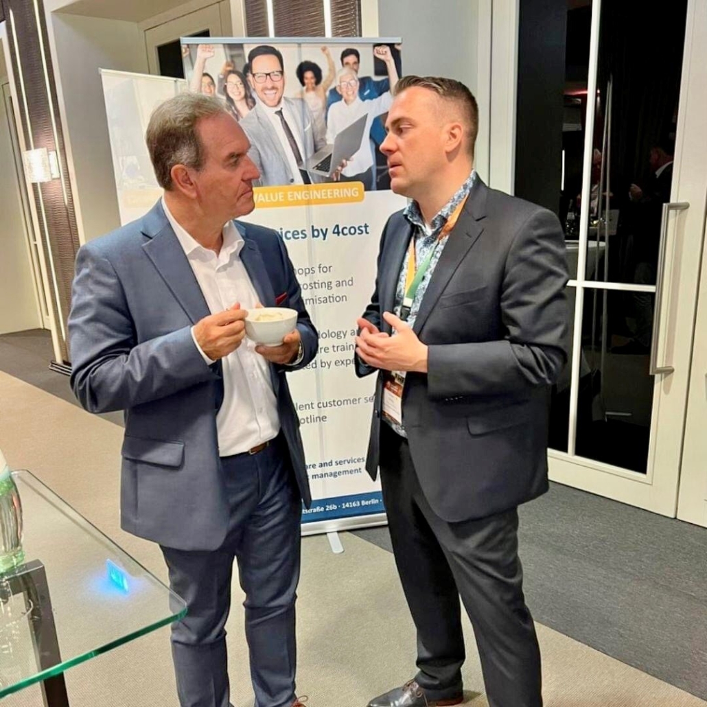 Für Stefan Dastig (r.), geschäftsführender Gesellschafter von Maschinenbau Dahme, ist der Agritech Supplier Summit Europas führende Konferenz für Lieferpartner in der Landwirtschaft. Besonders schätzt er den Austausch mit hochrangigen Unternehmensvertreter, Konzernlenkern, Vertriebsassen, Ingenieuren, Finanzierungsspezialisten, und, und, und – sein Dank geht an die Veranstalter für die sehr gute Organisation, allen voran Josip T. Tomasevic. (Foto: Werkbild)