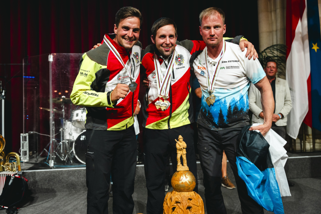 Die drei Führenden der Gesamtwertung bei der Siegerehrung der Forst-WM in Wien: (v.l.n.r) Silbermedaillengewinner Mathias Morgenstern, der neue Weltmeister Johannes Meisenbichler, beide Österreicht, und Raino Kivi aus Estland, der die Bronzemedaille gewonnen hat. Bild: Wolfgang Danzer