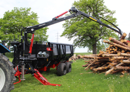 Titelbild: Farmi Forest Rückewagen beim Aufladen von Holzstämmen