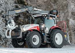 Titelbild: STEYR 6150 PROFI Forestry vor schneebedeckten Bäumen