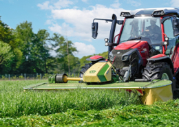 Titelbild: Frontmähwerk von Krone im Einsatz