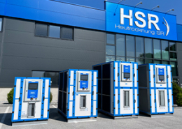 Titelbild: Firmengebäude HSR Heutrocknung SR mit verschieden großen Luftentfeuchter am Vorplatz