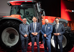 Titelbild: Die Geschäftsführung von Lindner Traktoren (Christoph, Manuel, Stefan, David Lindner) vor dem neuen Lindtrac 160 LDrive