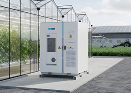 Titelbild: OmniCube A215 All-in-One-Energiespeichersystem vor einem Gewächshaus