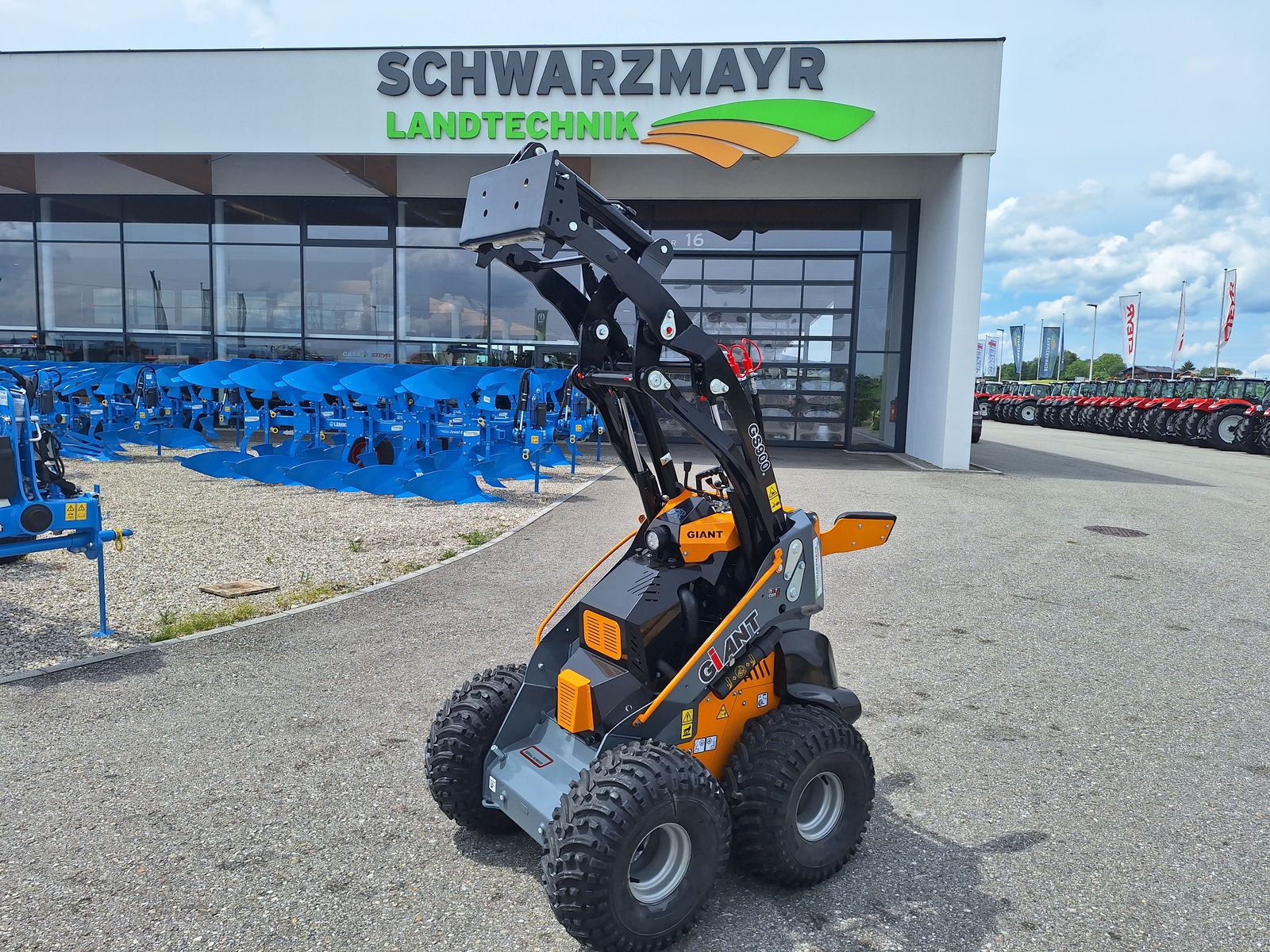 Giant GS900 SKID - 2 Giant GS900-SKID mit ausgefahrenem Hubarm