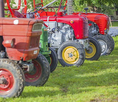 Front von 4 Oldtimer-Traktoren bzw. Klassikern
