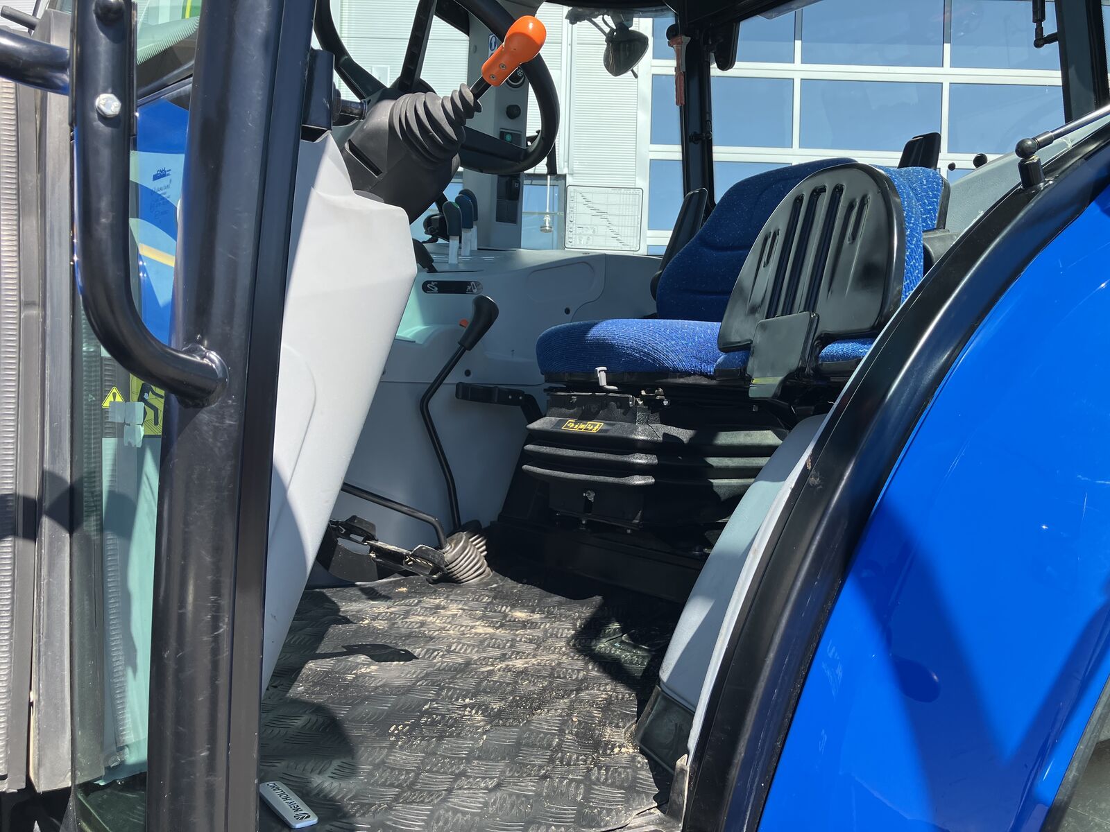Blick in Fahrerkabine eines New Holland TD5.85