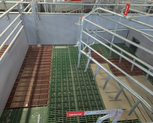 MIK-Kunststoffrostboden, kombiniert mit geschlossenen Betonelementen im Schweinestall