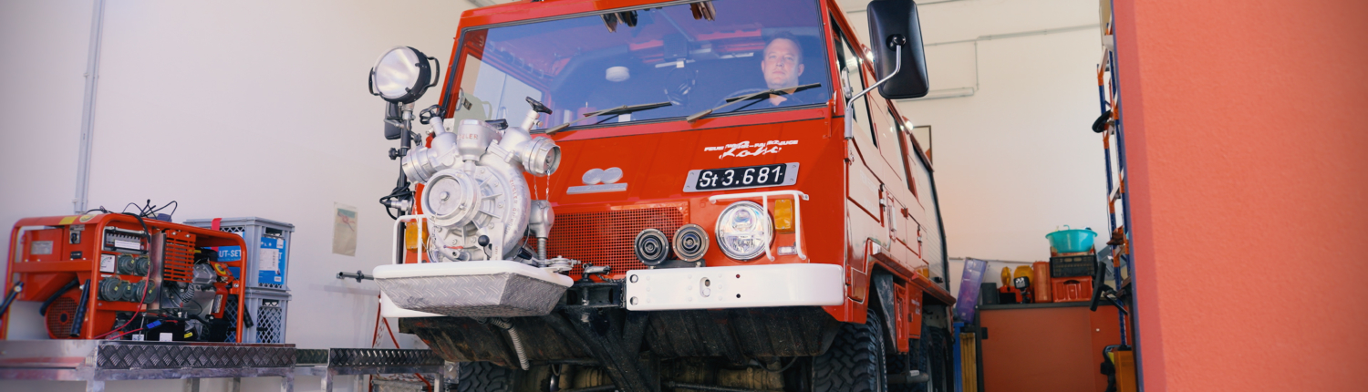 Steyr-Puch-Pinzgauer als Feuerwehrauto, steht in Feuerwache
