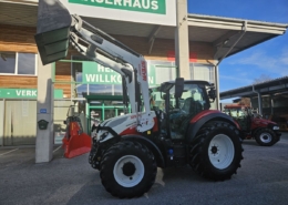 Seitenansicht Steyr 4130 Expert CVT mit gehobener Frontladerschaufel